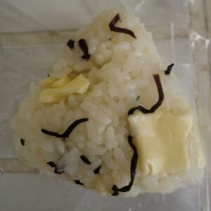 塩昆布とチーズのおむすび
